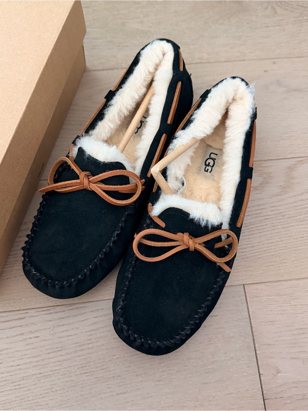 Authentic UGG Dakota Slipper
Black (Women's) 7